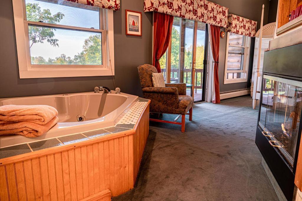 Point Au Roche Lodge Plattsburgh Eksteriør billede